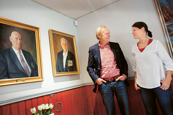Fyra generationer.  Porträtten på ­väggen föreställer Philip Lindholm och Simon ­Lindholm, som är Fridas ­farfar respektive  farfars far. 