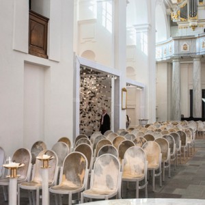 FREDRIKSKYRKAN i Karlskrona byggdes om 2018, Åke fick uppdraget att leverera 400 stolar. Tack vare stolsitsen av pergament, en specialbehandlad del av kohud, har alla stolarna ett unikt uttryck.