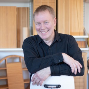 Leif Burman, snickarmästare och universitetslektor i möbelsnickeri på Malmstens Linköpings universitet