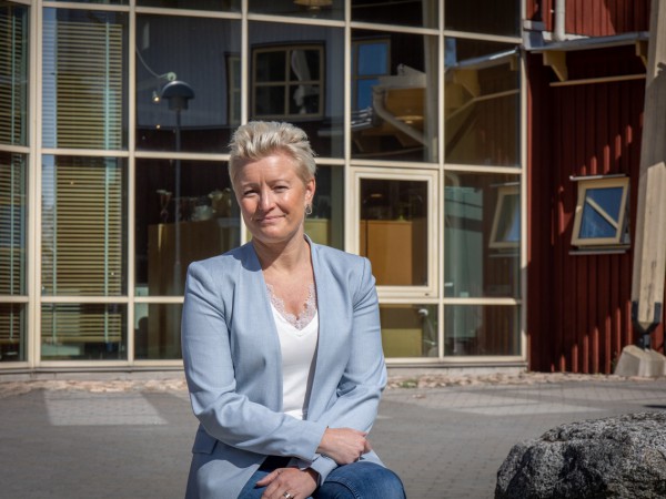 Anna Werbitsch Arnell Ålder: 44 Bor: Bankeryd och på gården Stora Björkudden Karriär: Kandidatexamen i kommunikationsvetenskap, regionchef på LRF och försäljningschef på Länsförsäkringar. Aktuell: Färsk vd på Träcentrum Nässjö, sedan maj 2022.